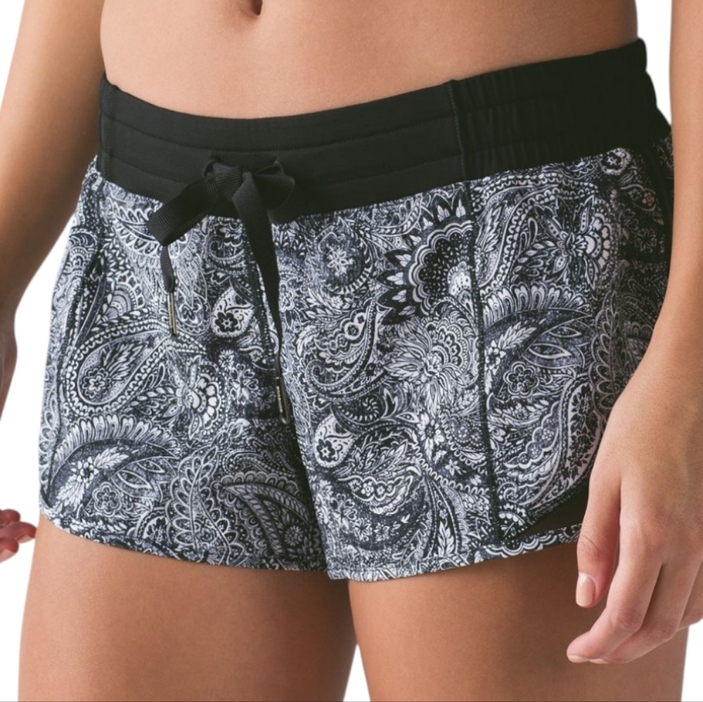 Lululemon Hotty Hot Short Women 6 Paisley Black White